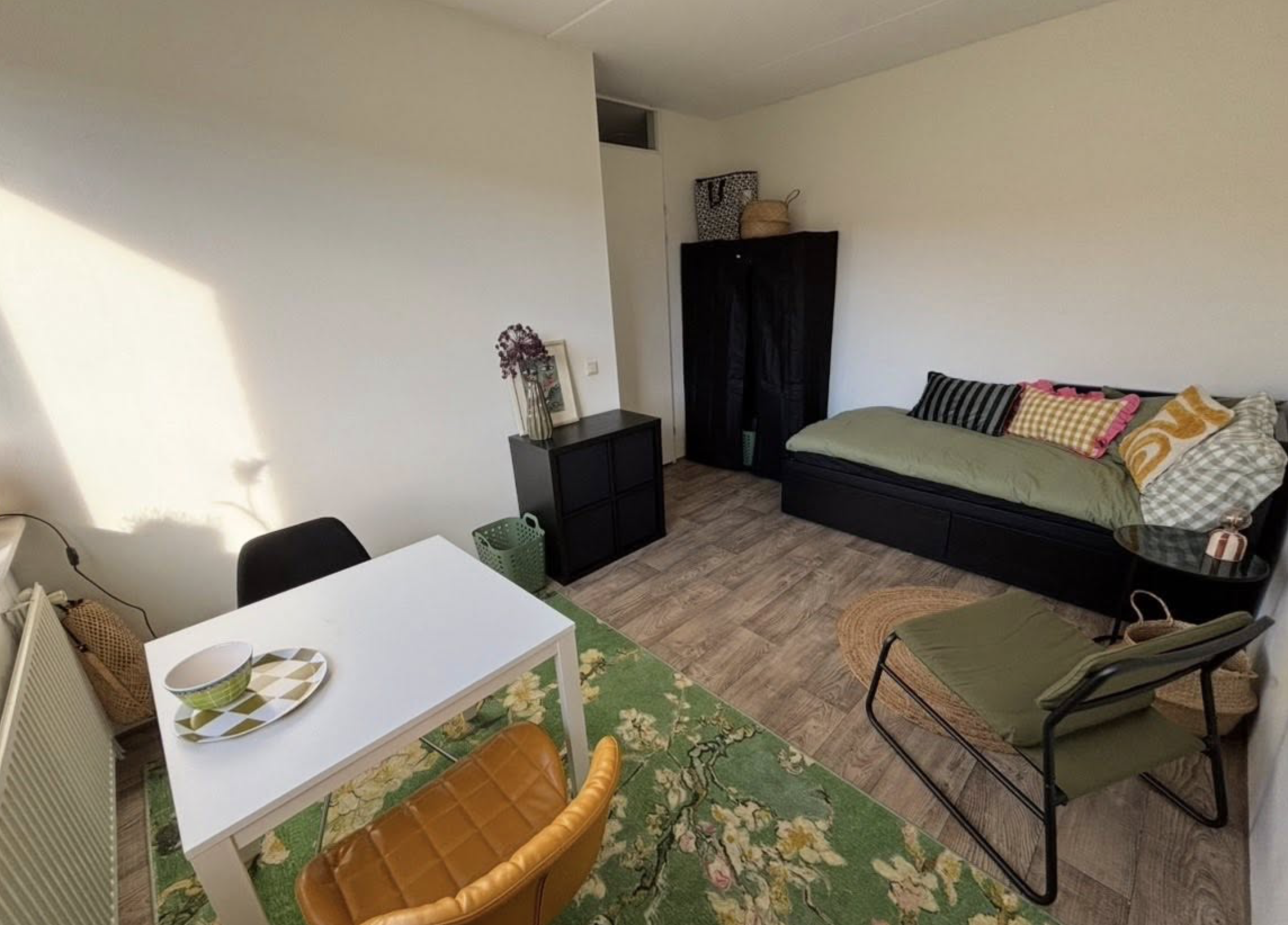 Kamer 1 ParentsHouse Deventer ziet er zo uit in geel en groen